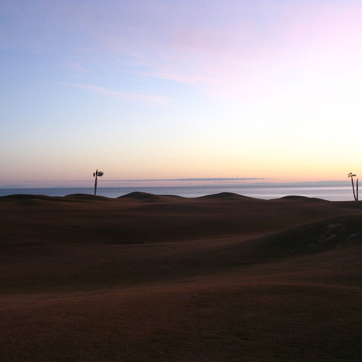 Sanddünen am Strand bei Sonnenuntergang in Baja California