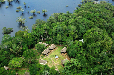 Ansicht der Cuyabeno Lodge im Amazonas-Regenwald von Ecuador von oben