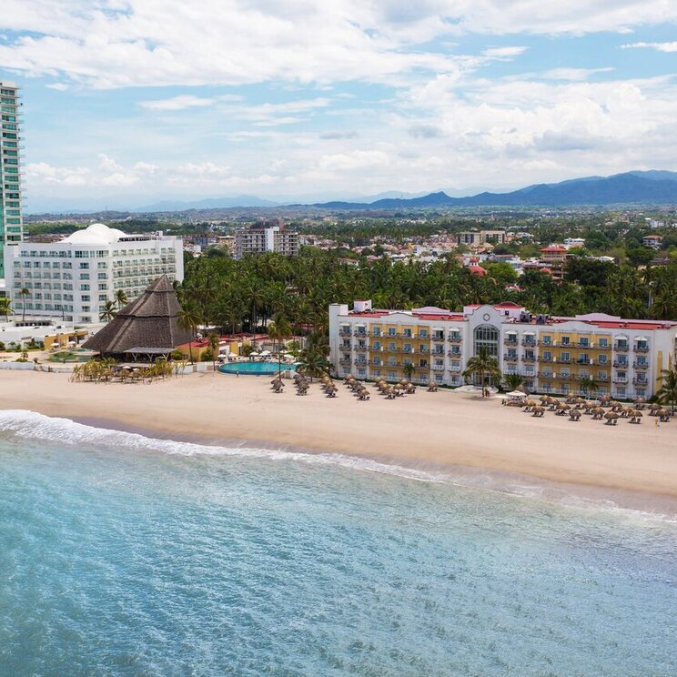 Strandhotel Krystal Puerto Vallarta in Puerto Vallarta mit Sandstrand, Hotelanlage und Blick auf die Küste.