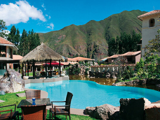 Außenanlage mit Pool und Bergblick im Hotel Aranwa Sacred Valley Hotel & Wellness, Heiliges Tal Peru