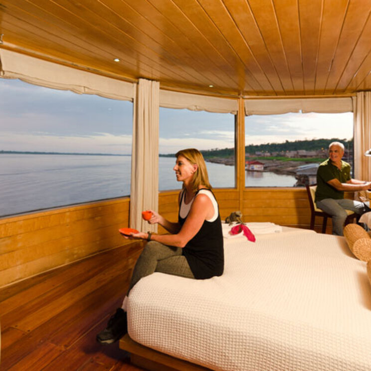 Edle Mastersuite mit Panoramablick an Bord der Delfin II auf Amazonas Cruise, Peru