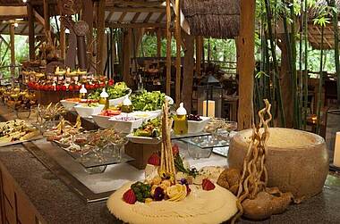 Buffet im Speiseraum Poolanlage im Hotel Mahekal Beach Resort in Playa del Carmen