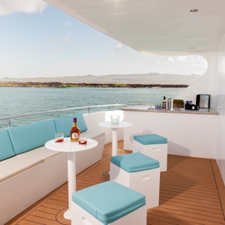 An Deck der Eco Galaxy II Galápagos Cruise Eco Katamaran