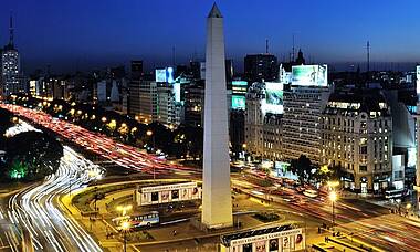 Die breiteste Straße der Welt - die Avenida 9 de Julio in Buenos Aires 