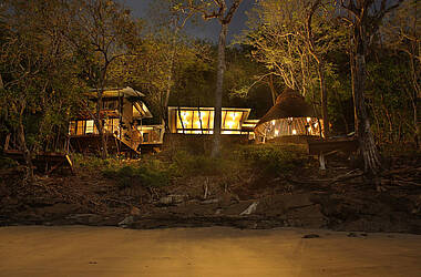 Villa des Resorts auf der Isla Palenque bei Nacht