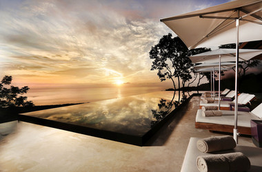 Infinity Pool des Luxushotels Kura Design Villas im Abendlicht