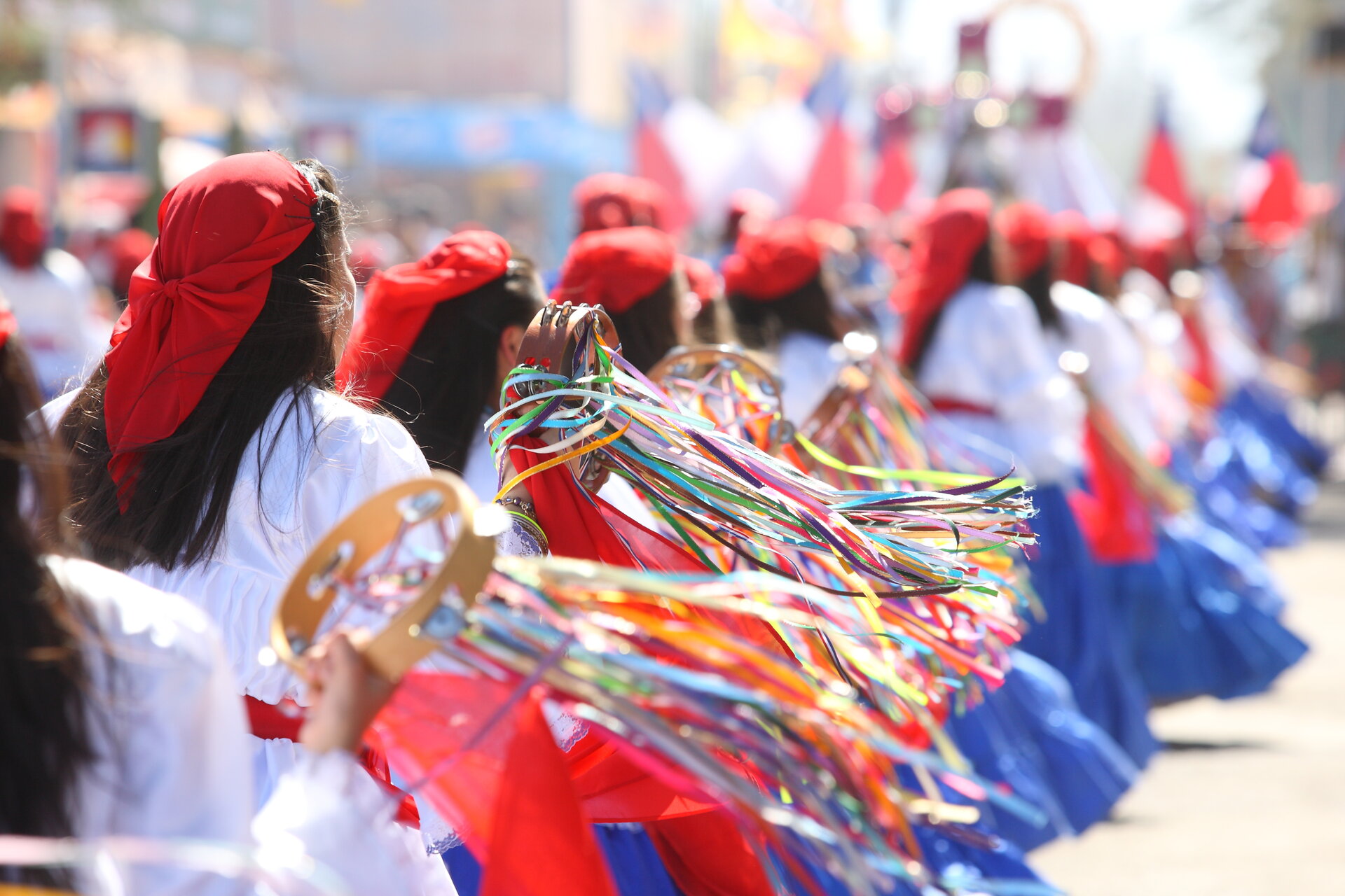 Frauen in bunter Tracht bei der Fiesta de La Tirana im Norden Chiles