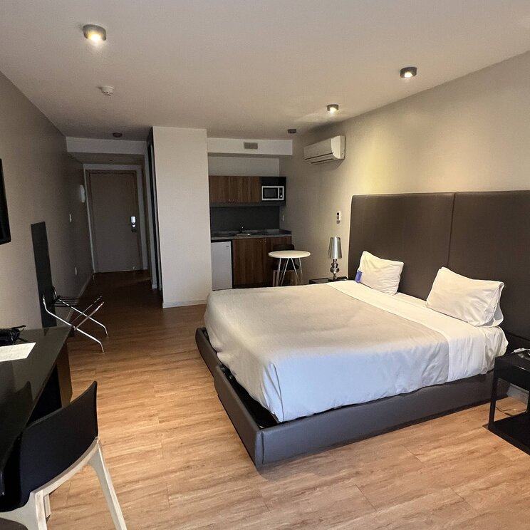 Bett des Hotels Regency Way Montevideo in Uruguay 