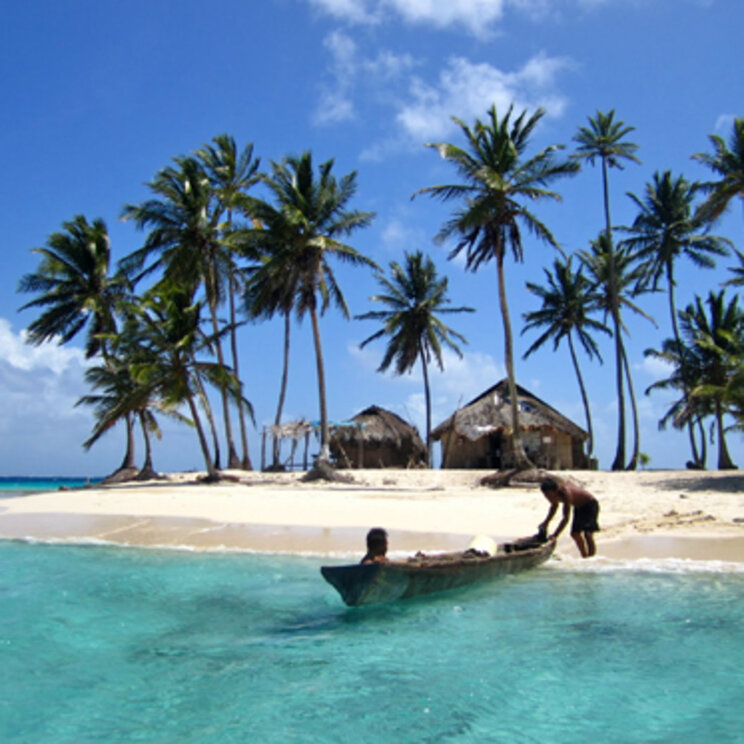 Traumstrand mit Palmen und Kuna Indigenen auf einer der San Blas Inseln, Panama