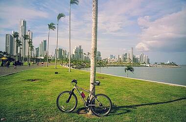 Mit dem Fahhrad entlang der Küste mit Blick aufs Großstadt-Panorama Panamas