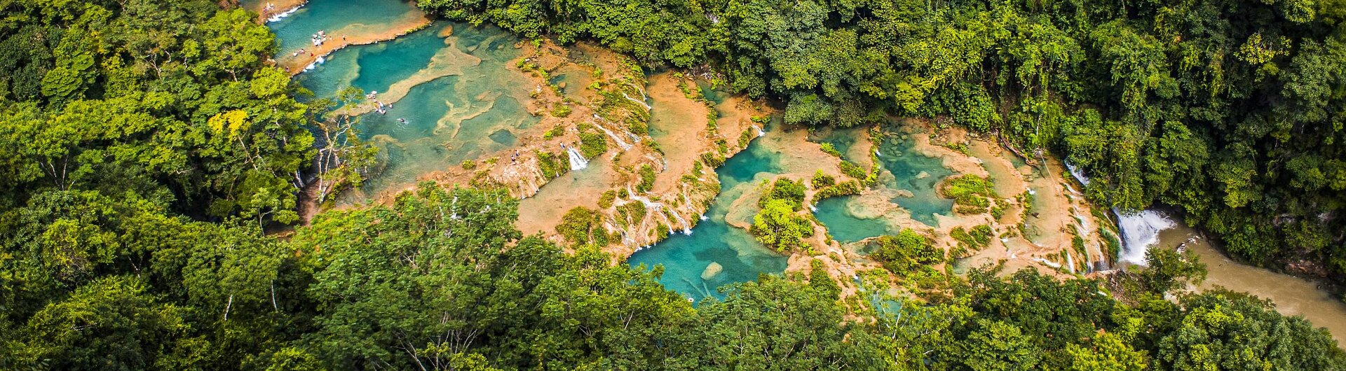 Natürliche Kalksteinbecken von Semuc Champey in Alta Verapaz, Guatemala, umgeben von dichtem tropischem Regenwald.