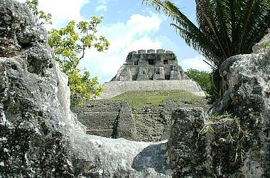 Blick zwischen den Ruinen auf eine Pyramide in Xunantunich in Belize