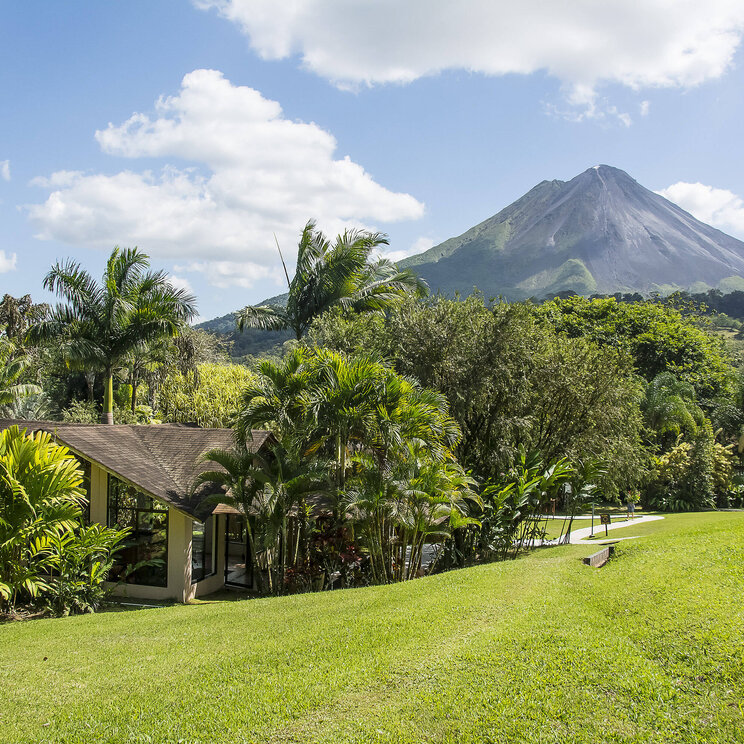 Bungalowanlage des Hotel Arenal Paraíso Resort & Spa in La Fortuna, Costa Rica, eingebettet in tropische Gärten mit freiem Blick auf den Vulkan Arenal.