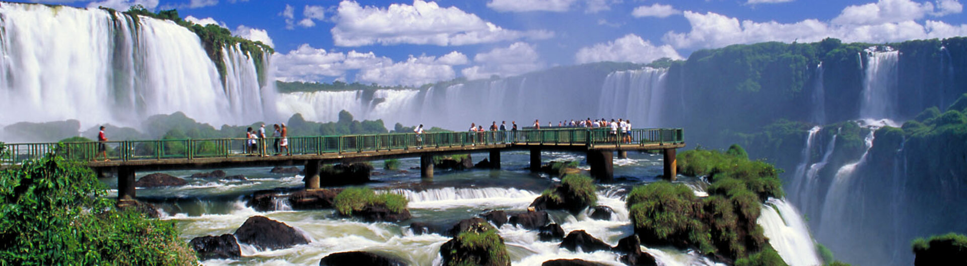 Die Iguacu-Wasserfälle an der Grenze zwischen Brasilien, Paraguay und Argentinien mit Besucherplattform.