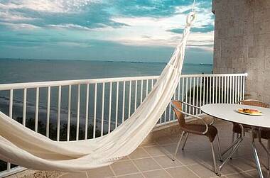 Entspannen in der Hängematte mit Blick aufs Meer im Hotel Irotama Resort, Santa Marta