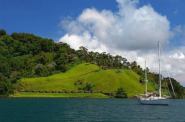 Grüne Hügel und blaues Meer in Portobelo, Panama