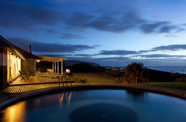 Pool und Terrasse des Hotels Altiplanico Rapa Nui auf der Osterinsel