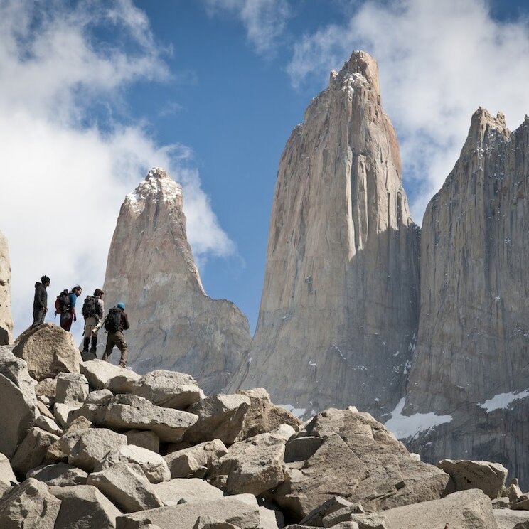 Wanderer vor einem Bergmassiv beim Trekking in Torres del Paine