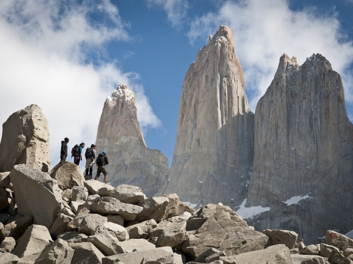 Wanderer vor einem Bergmassiv beim Trekking in Torres del Paine