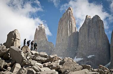 Wanderer vor einem Bergmassiv beim Trekking in Torres del Paine