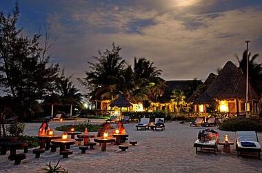 Karibischer Hotelstrand bei Mondschein im Hotel Xaloc Resort