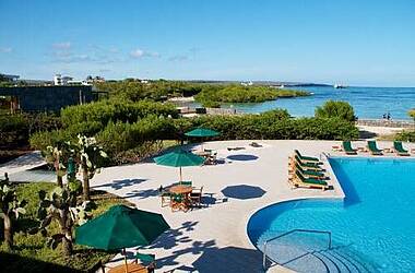 Terrasse mit Außenpool im Finch Bay Galapagos Hotel