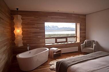 Zimmer mit Badewanne und Blick auf den Lago Sarmiento im Hotel Tierra Patagonia