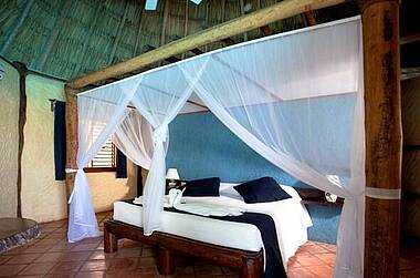 Zimmeransicht mit großem Bett im Hotel Xaloc Resort 