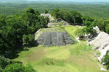 Luftansicht von der Mayastätte Xunantunich in Belize
