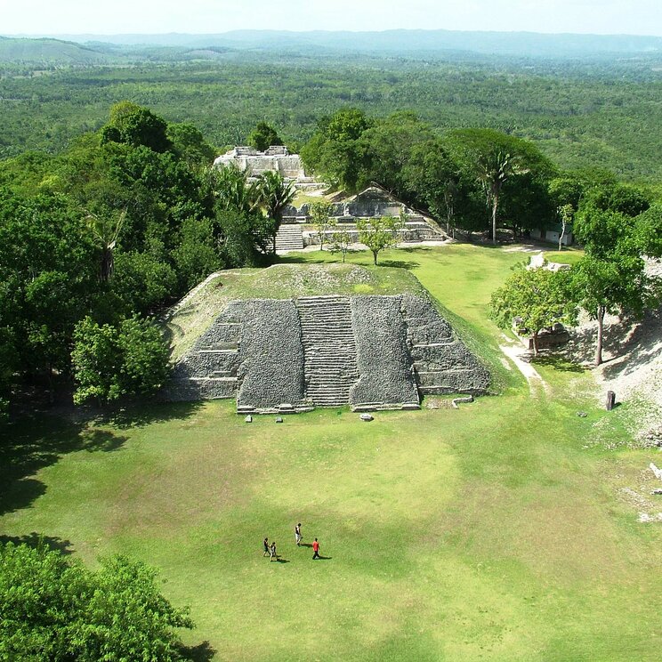 Luftansicht von der Mayastätte Xunantunich in Belize