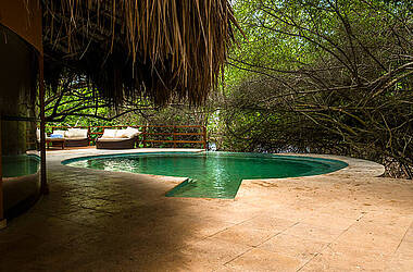 Türkiser Pool im Grünen im Hotel Las Islas Barú