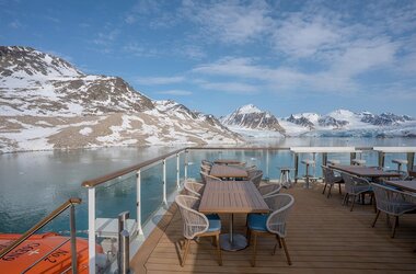 Das Observation- und BBQ-Deck der Ocean Albatros mit Außengastronomie und freier Sicht auf das Polarmeer und Eisberge.