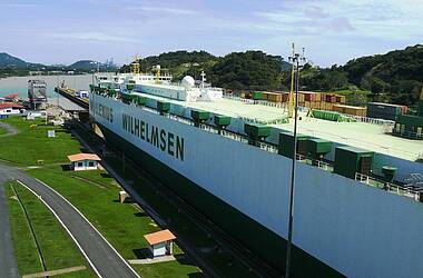 Frachter in den Miraflores Schleusen im Panama-Kanal