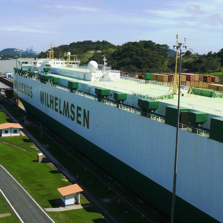 Frachter in den Miraflores Schleusen im Panama-Kanal