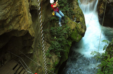 Frau seilt sich ab an einem Wasserfall im Nationalpark Rincon de la Vieja