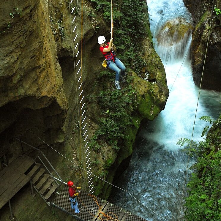 Frau seilt sich ab an einem Wasserfall im Nationalpark Rincon de la Vieja