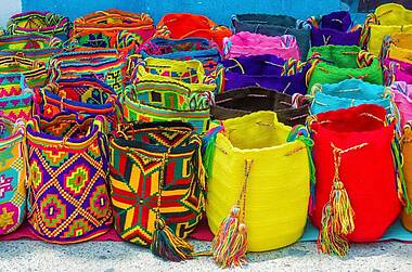 Farbige mochilas, traditioneller Umhängebeutel aus Baumwolle, Schafwolle oder Agavenfaser in Kolumbien