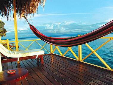 Hängematte über dem Meer im Hotel Punta Caracol Acqua Lodge, Bocas del Toro