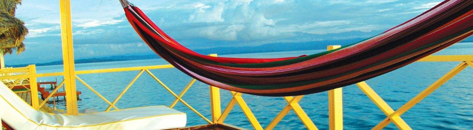 Hängematte über dem Meer im Hotel Punta Caracol Acqua Lodge, Bocas del Toro