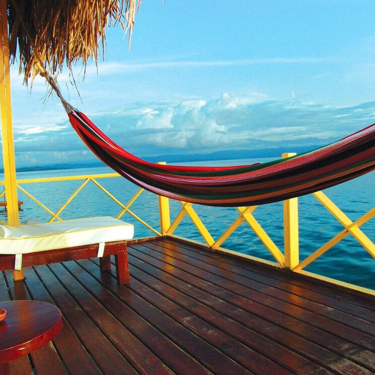 Hängematte über dem Meer im Hotel Punta Caracol Acqua Lodge, Bocas del Toro