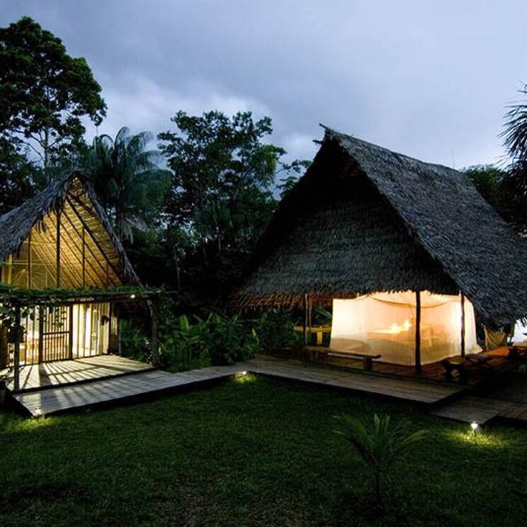 Hell erleuchtete Bungalows in der Calanoa Lodge im kolumbianischen Amazonas