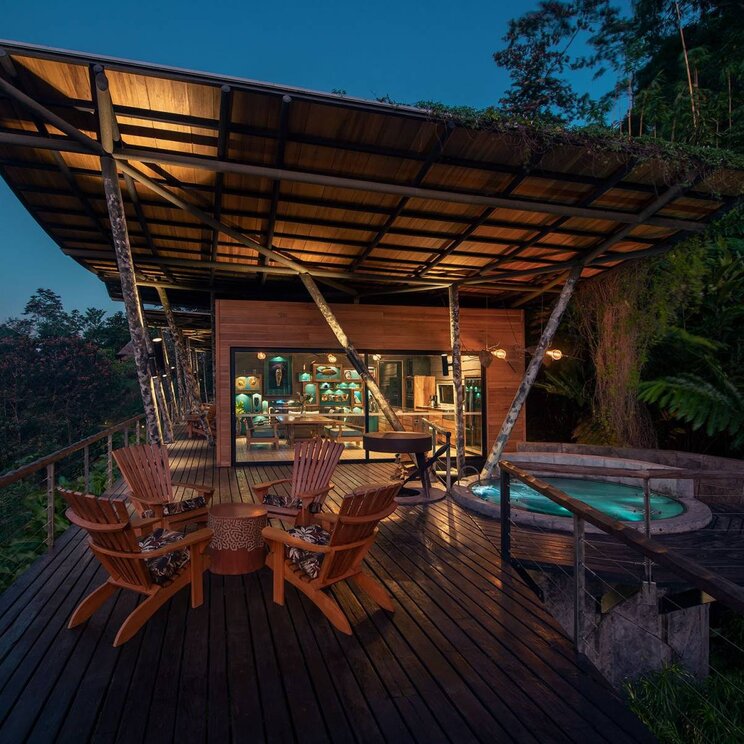 Villa der Origins Luxury Lodge in Costa Rica, mit privatem Whirlpool und Aussicht auf die umliegende Natur bei Nacht.