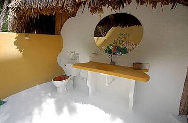 Abgeschirmtes Außenbadezimmer eines Bungalows im Hotel Playa Koralia, Karibikküste von Buritaca