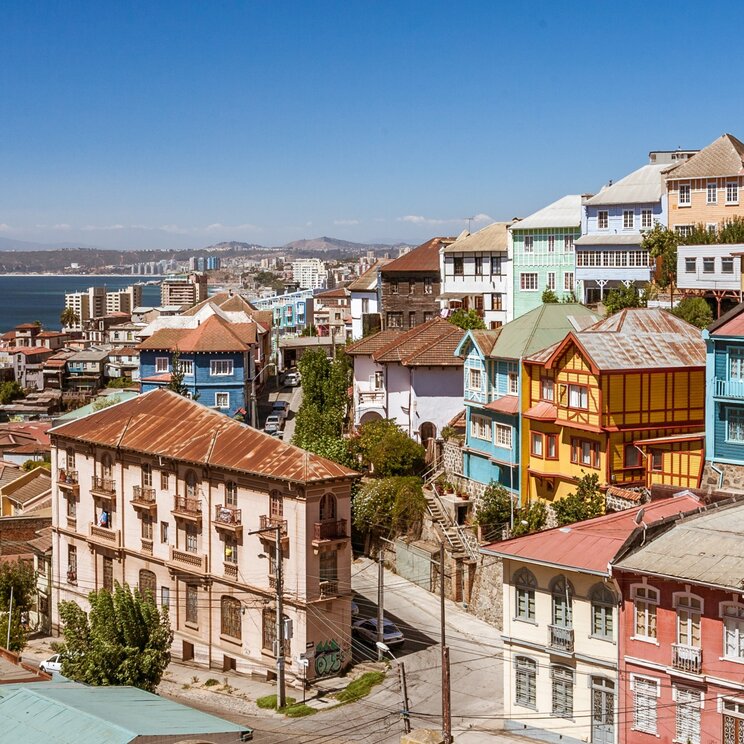 Bunte Häuser und historische Architektur in Valparaíso mit Blick über die Hügelstadt und den Pazifik an der chilenischen Küste.