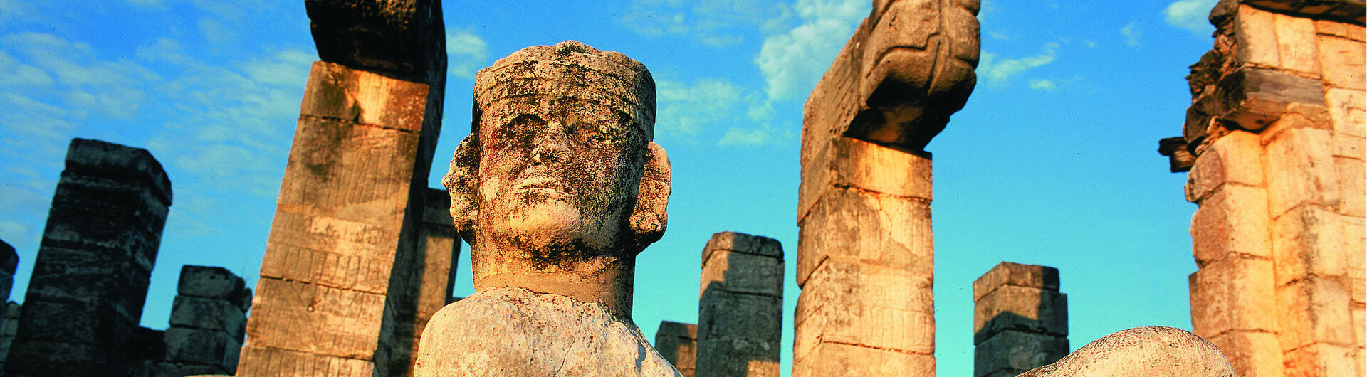 Statuen in der Mayastätte Chichen Itza in Mexiko