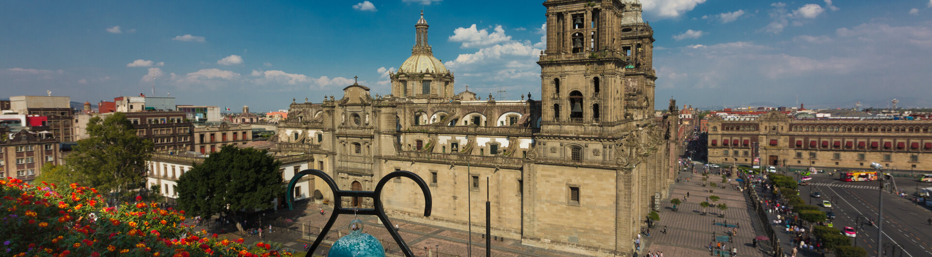 ischen ZentruBlick auf die Kathedrale am Zócalo im historm von Mexiko-Stadt in Mexiko.