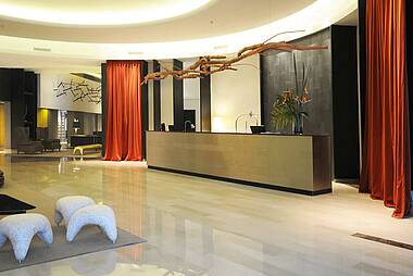 Elegante und moderne Lobby im Hotel Esplendor Mendoza