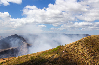 Dampf steigt aus einem Krater des Masaya Vulkans