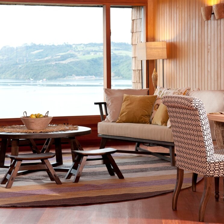 Sitzbereich am Fenster im Boutique-Hotel Tierra Chiloe