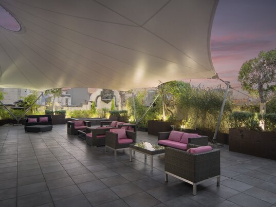 Dachterrasse mit Lounge im Hampton Inn & Suites by Hilton im historischen Zentrum von Mexiko-Stadt in Mexiko.